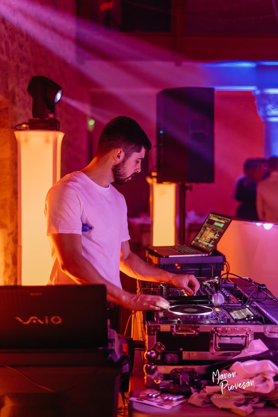 photo du DJ Lucas de Lb Envent en train de mixer à une soirée