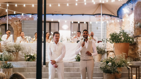 Discours au vin d'honneur lors d'un mariage en extérieur, ambiance musicale assurée par le DJ