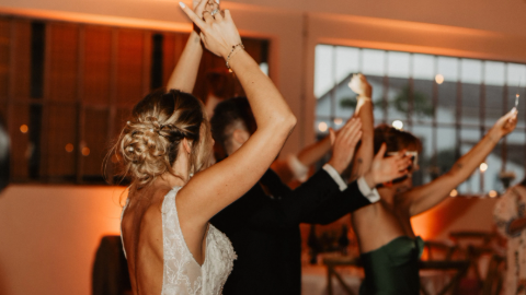 Discours au vin d'honneur lors d'un mariage en extérieur, ambiance musicale assurée par le DJ