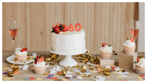 Moment du gâteau et surprises lors d’une soirée d’anniversaire
